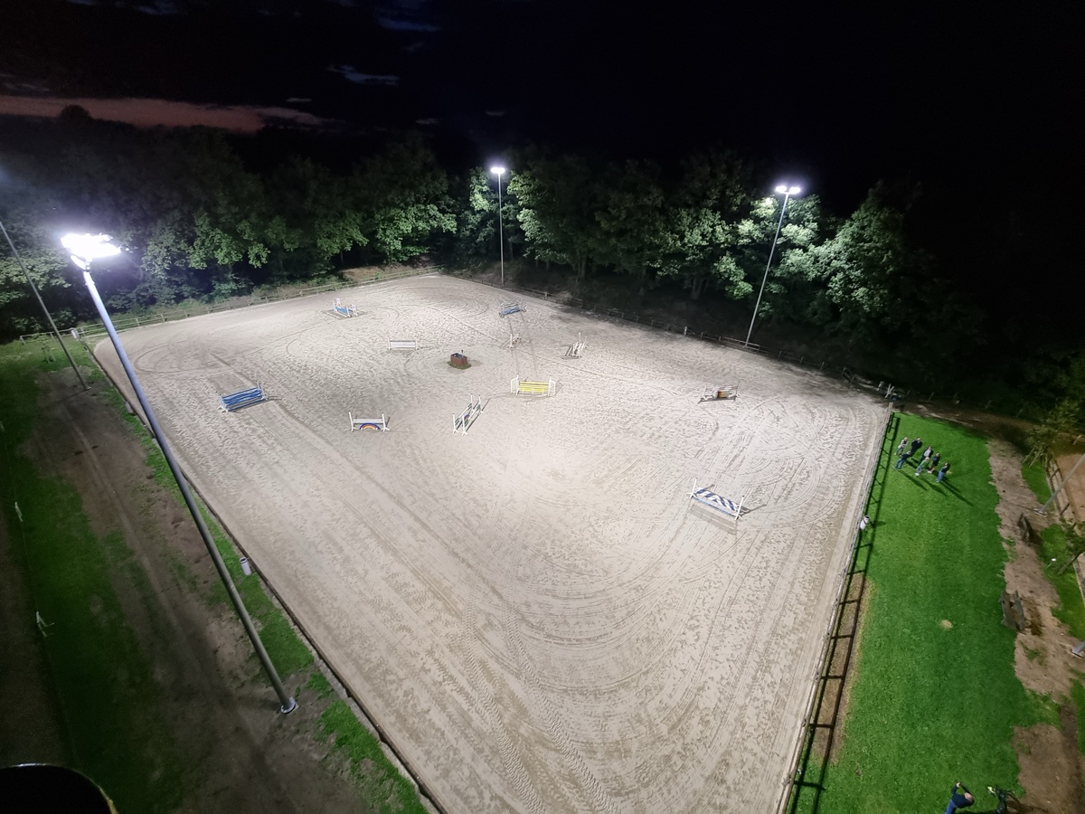 Turnierarena bei Nacht mit Flutlichtmasten