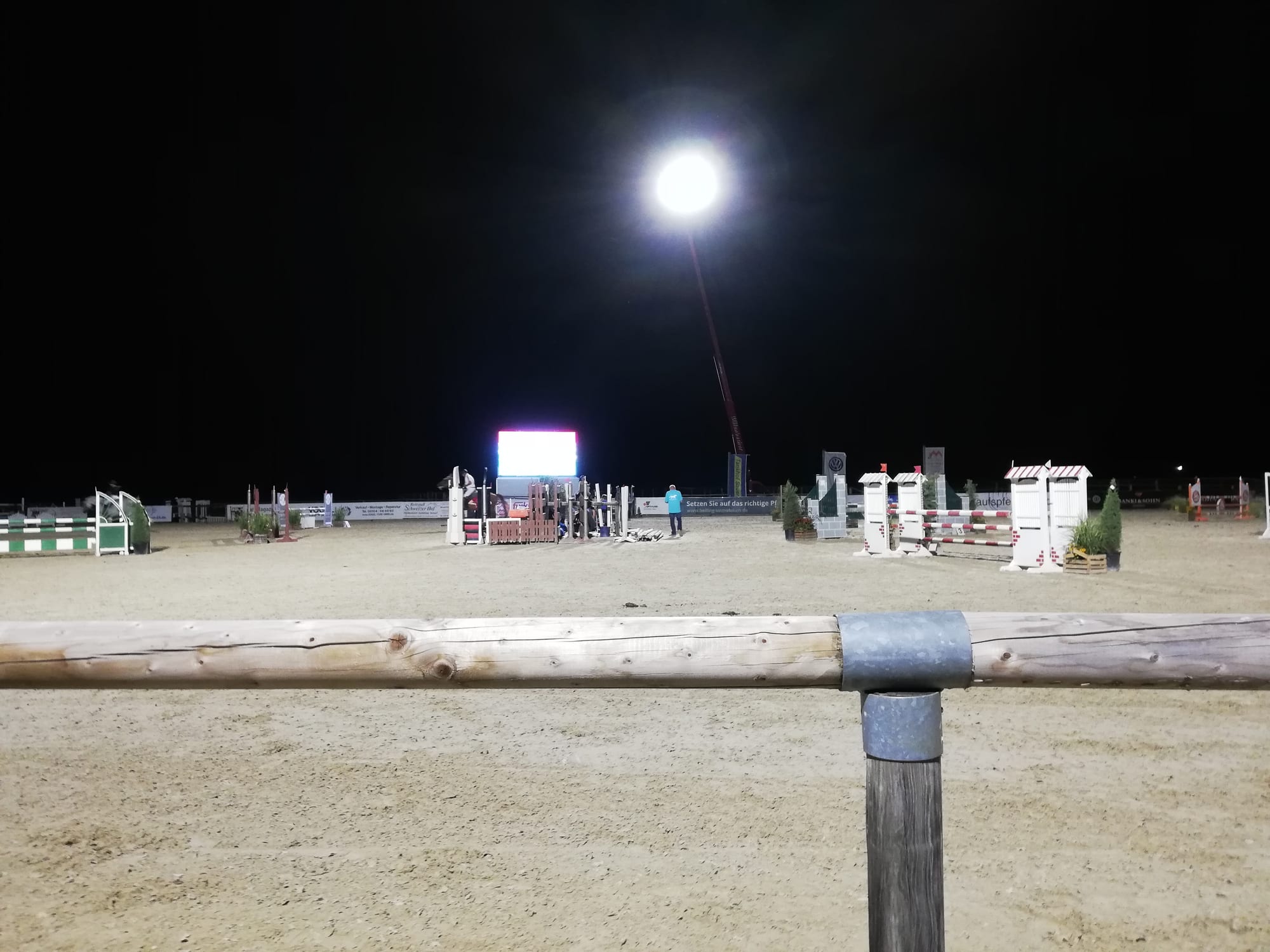 Reitplatz bei Nacht mit LED-Masten
