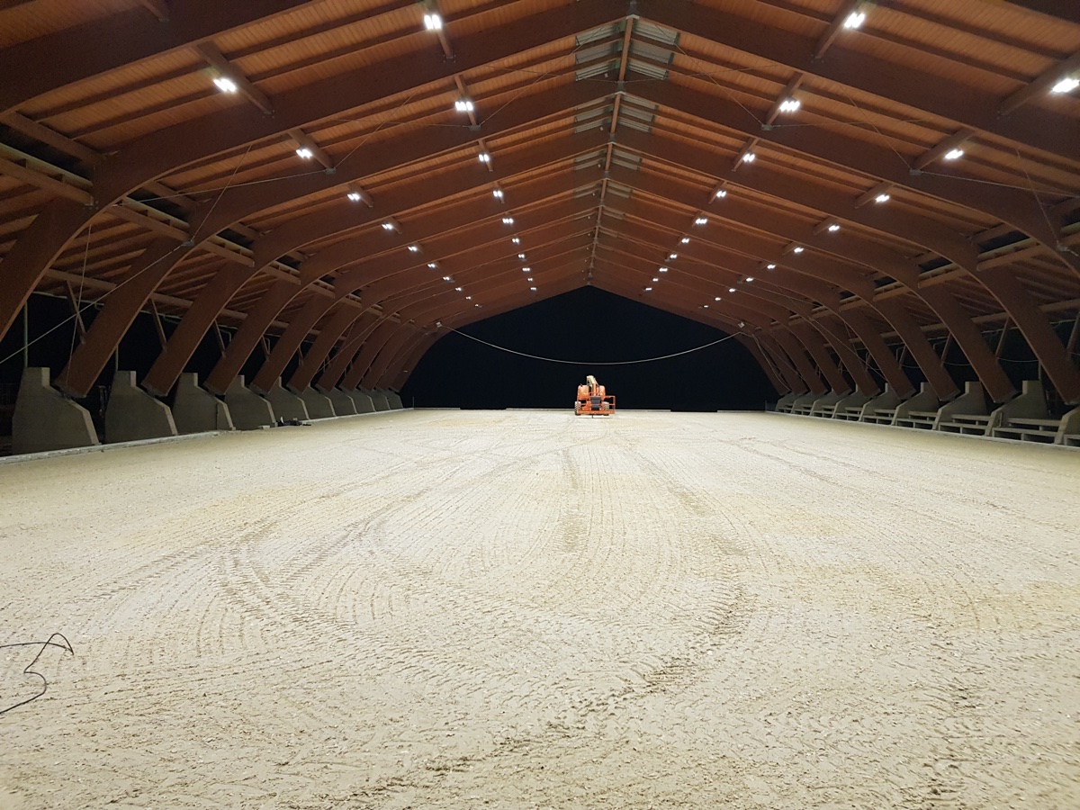 Reithalle mit LED-Beleuchtung, Panorama